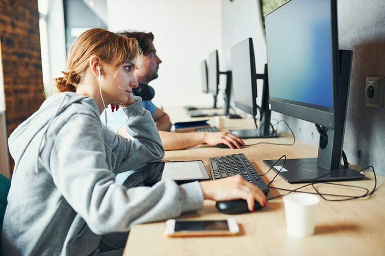 examen théorique devant un ordinateur