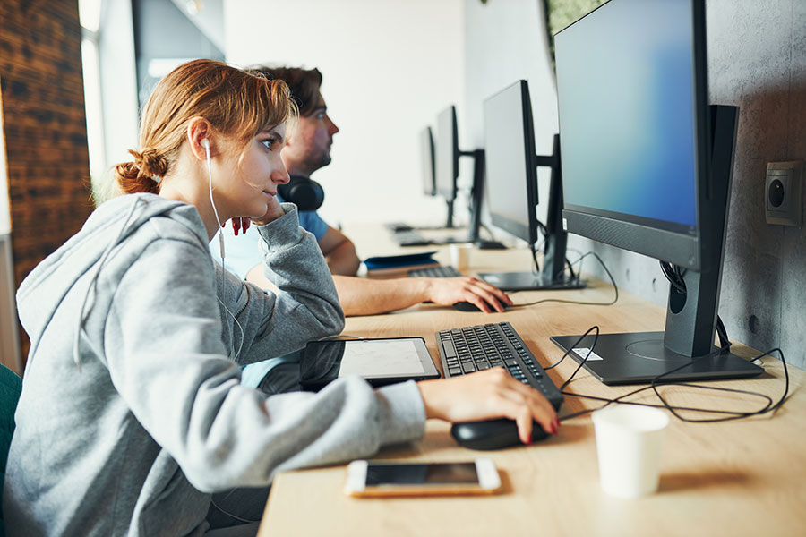 examen théorique devant un ordinateur