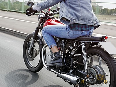 moto-pied-gauche homme qui roule à moto et change de vitesse
