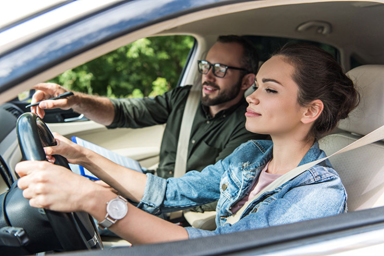 Une étudiante concentrée pratiquant des exercices de permis de conduire