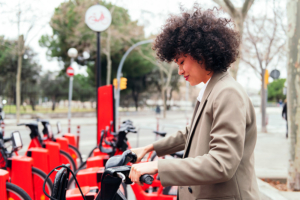 femme qui prend un vélo en libre service